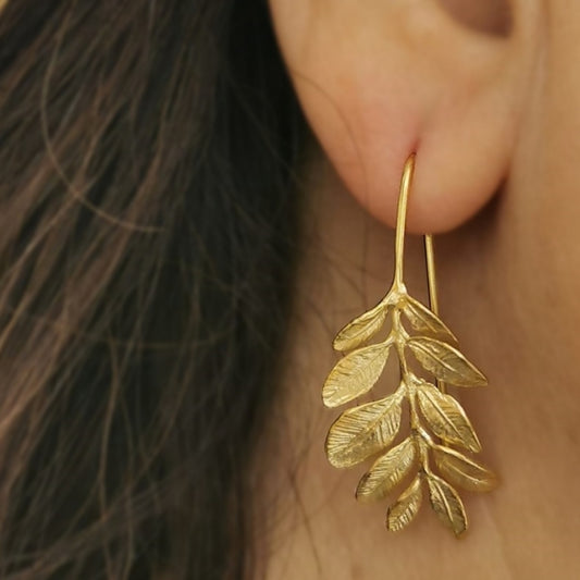 modelo con pendientes de hojitas de boj