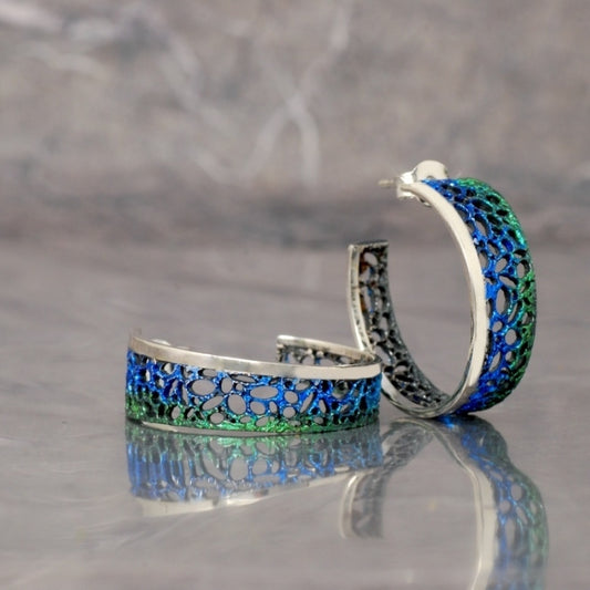 pendientes criollas, de aros, en plata de Ley 925 con pigmentos azul y verde, colección Oslo de Ardentia