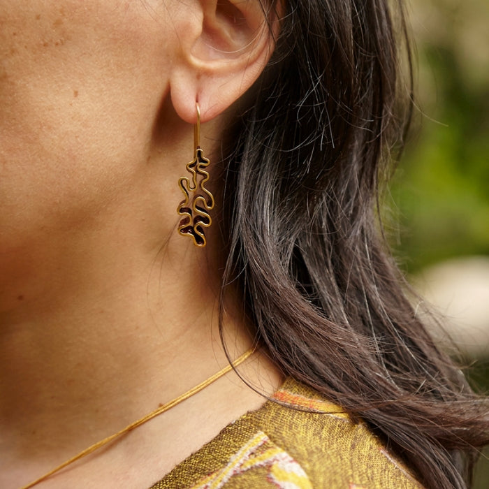 mujer con pendientes Butan, grandes, con gancho fijo, plata de ley 25 con chapado en oro y galvanizado marrón chocolate de Ardentia