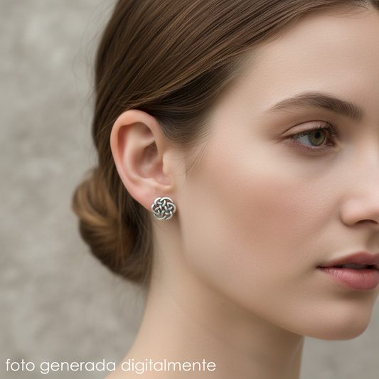mujer con pendientes de presión celtas, colección Nudo celta de Ardentia