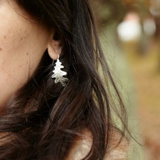 chica con pendientes hoja de roble, gancho móvil, plata de Ley 925 mate, colección Carballo de Ardentia