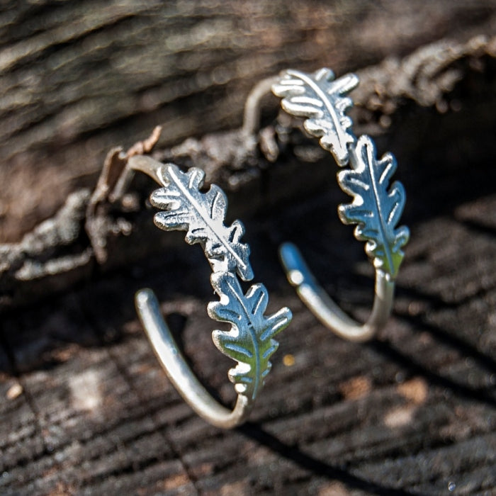Detalle pendientes criollas Carballo, hoja de roble en plata 925 mate – Ardentia