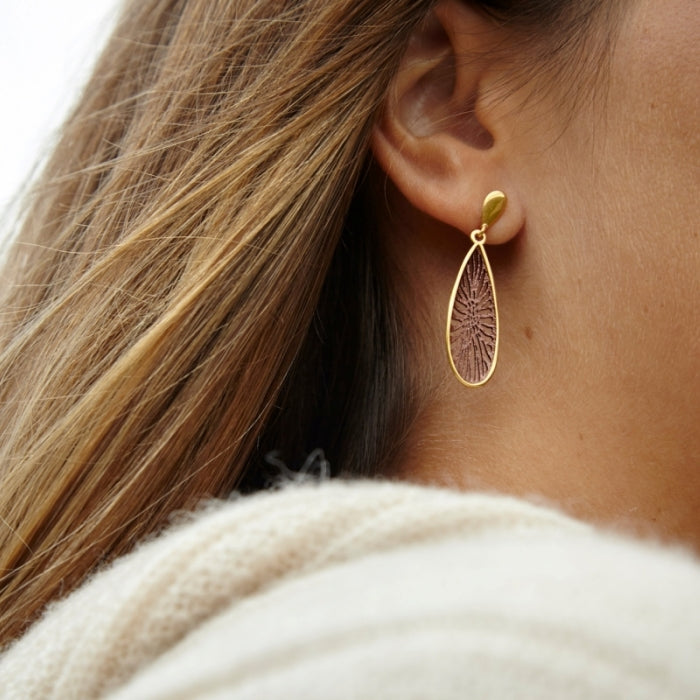 chica con pendientes dobles, coleccion Folerpa de Ardentia, plata 925 con chapado en oro y galvanizado marron