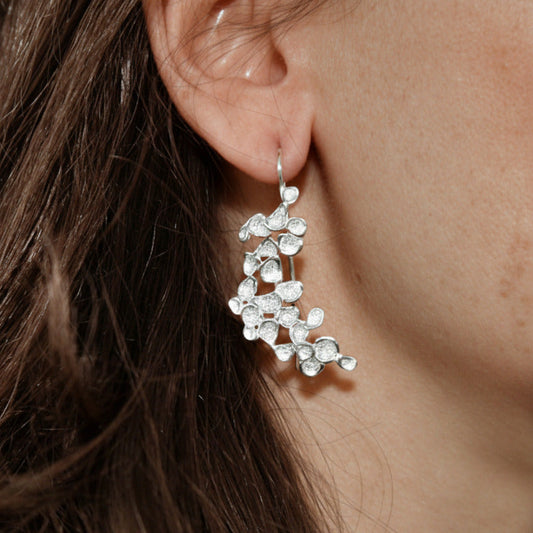 modelo con pendientes media luna de Dream, coleccion de Ardentia