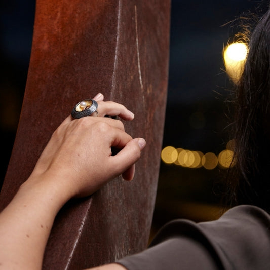 Due, Sortija con perla