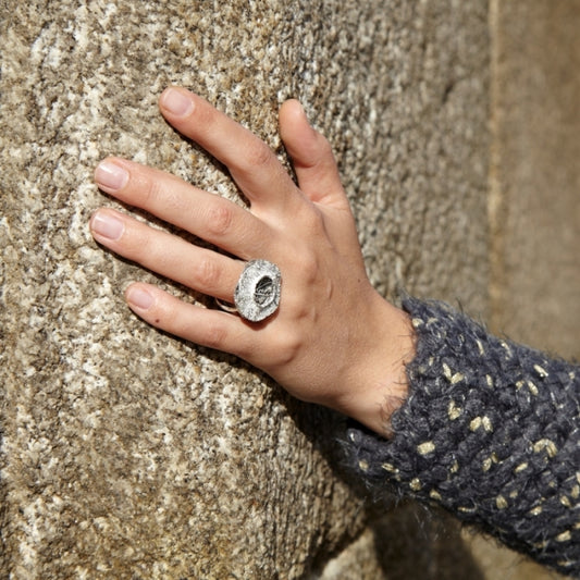 Blanco y negro, sortija modelo mediano