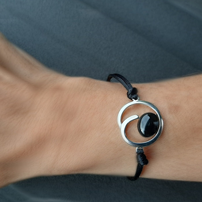 Pulsera Oh lala, en plata de Ley 925, con azabache. Montada en macramé con hilos de nailon