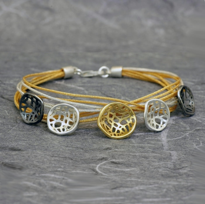 Madison triple, Pulsera de hilos