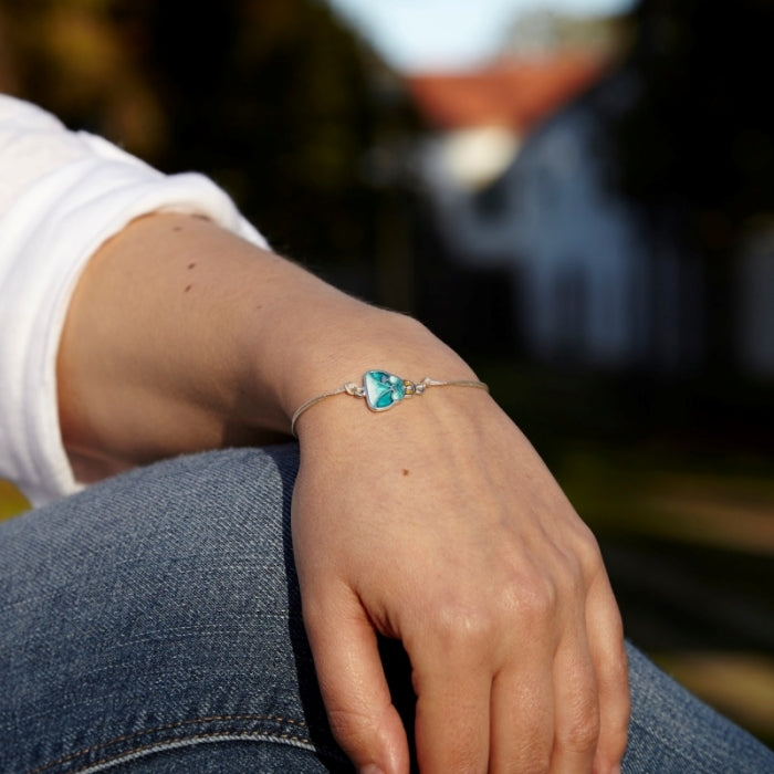 Menina, Pulsera de hilos con esmalte al fuego