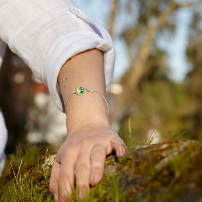 Menina, Pulsera de hilos con esmalte al fuego