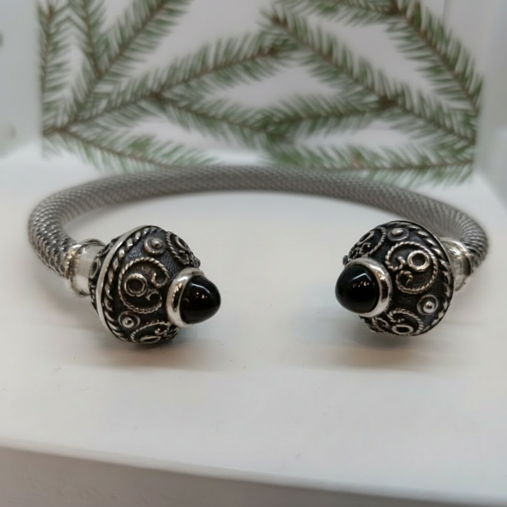 Torque Azabache, Brazalete con adornos de filigrana