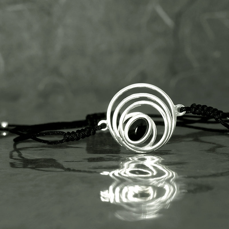 Girotondo, Pulsera de hilos con azabache