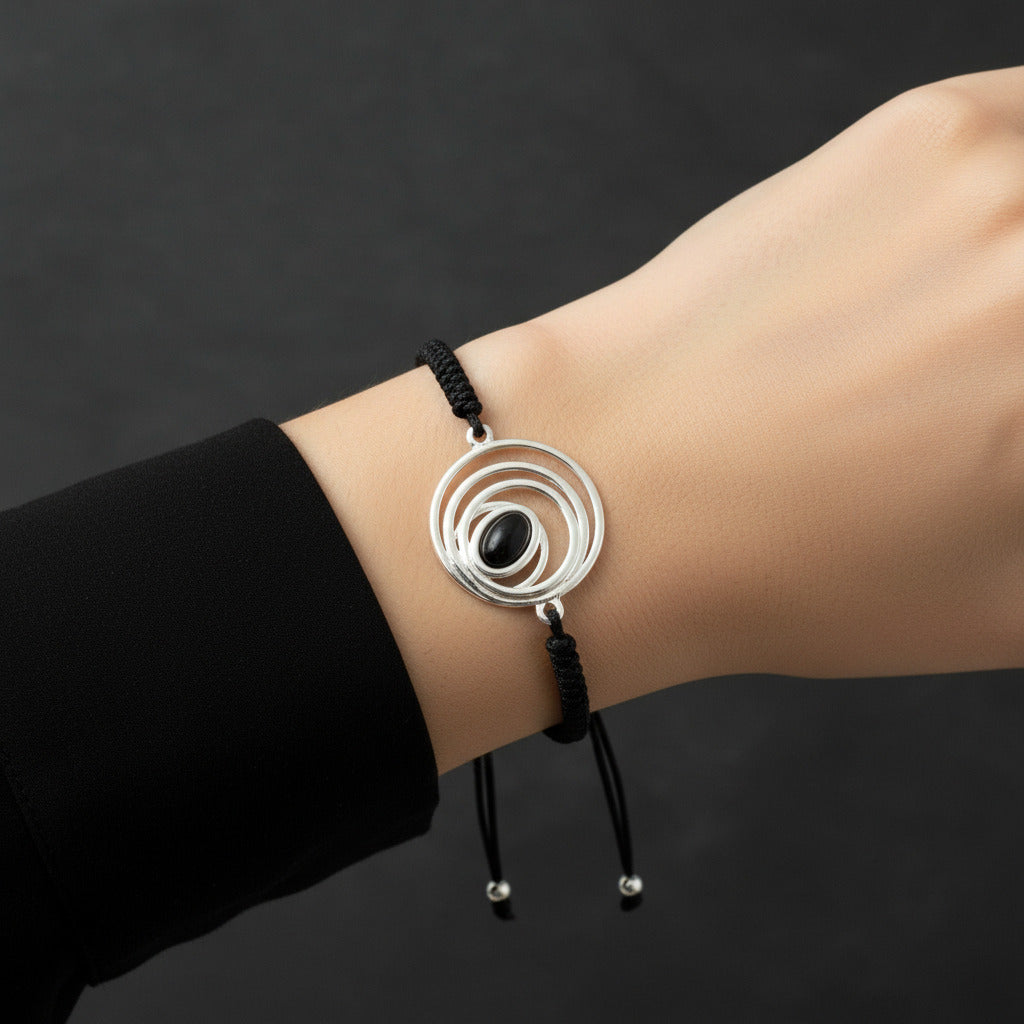 Girotondo, Pulsera de hilos con azabache