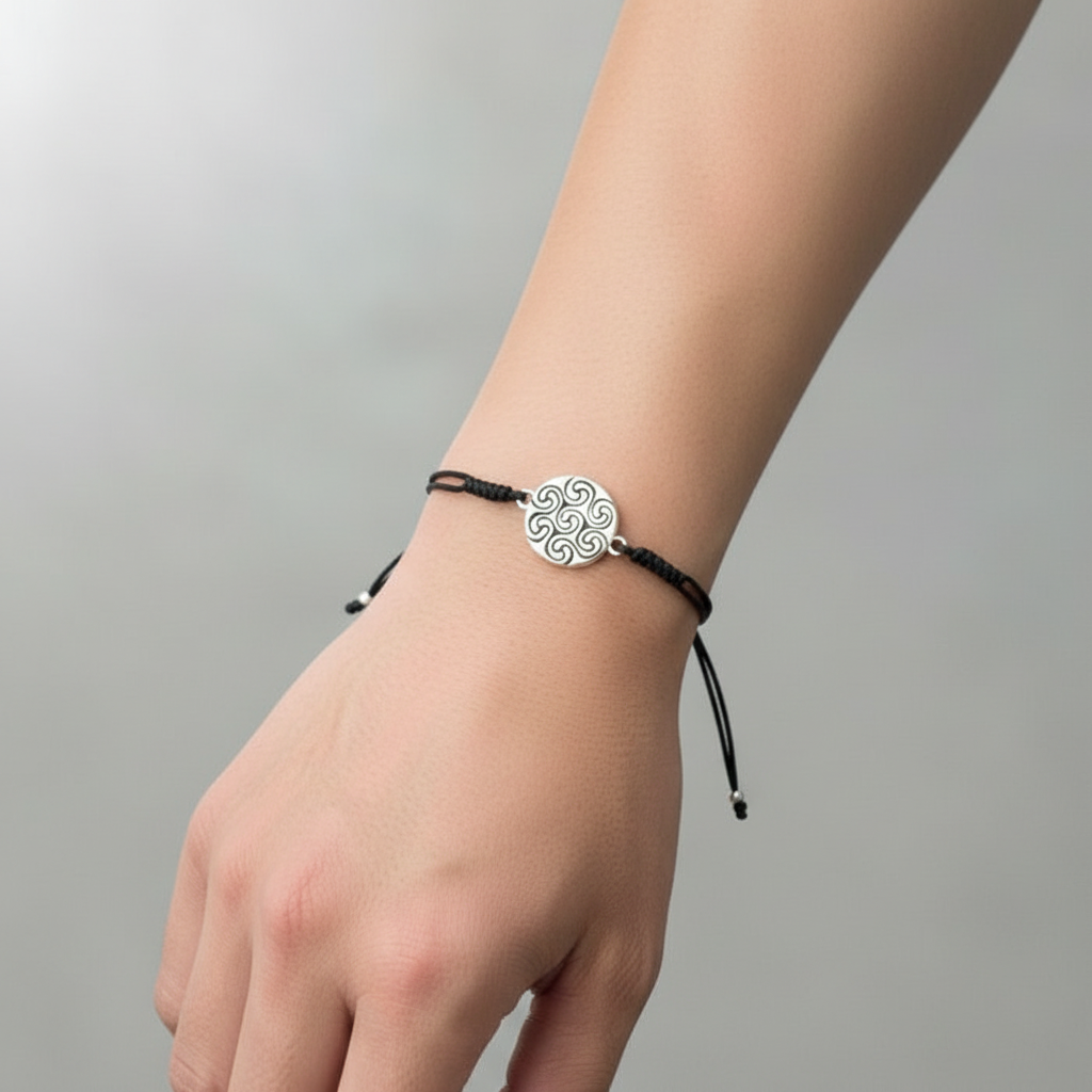 pulsera en plata con diseño de petroglifos