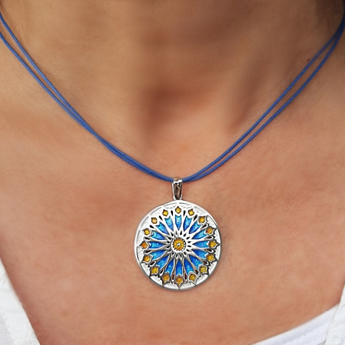 mujer con colgante grande colección Alhambra 641, plata de Ley 925 con esmalte al fuego, de Ardentia