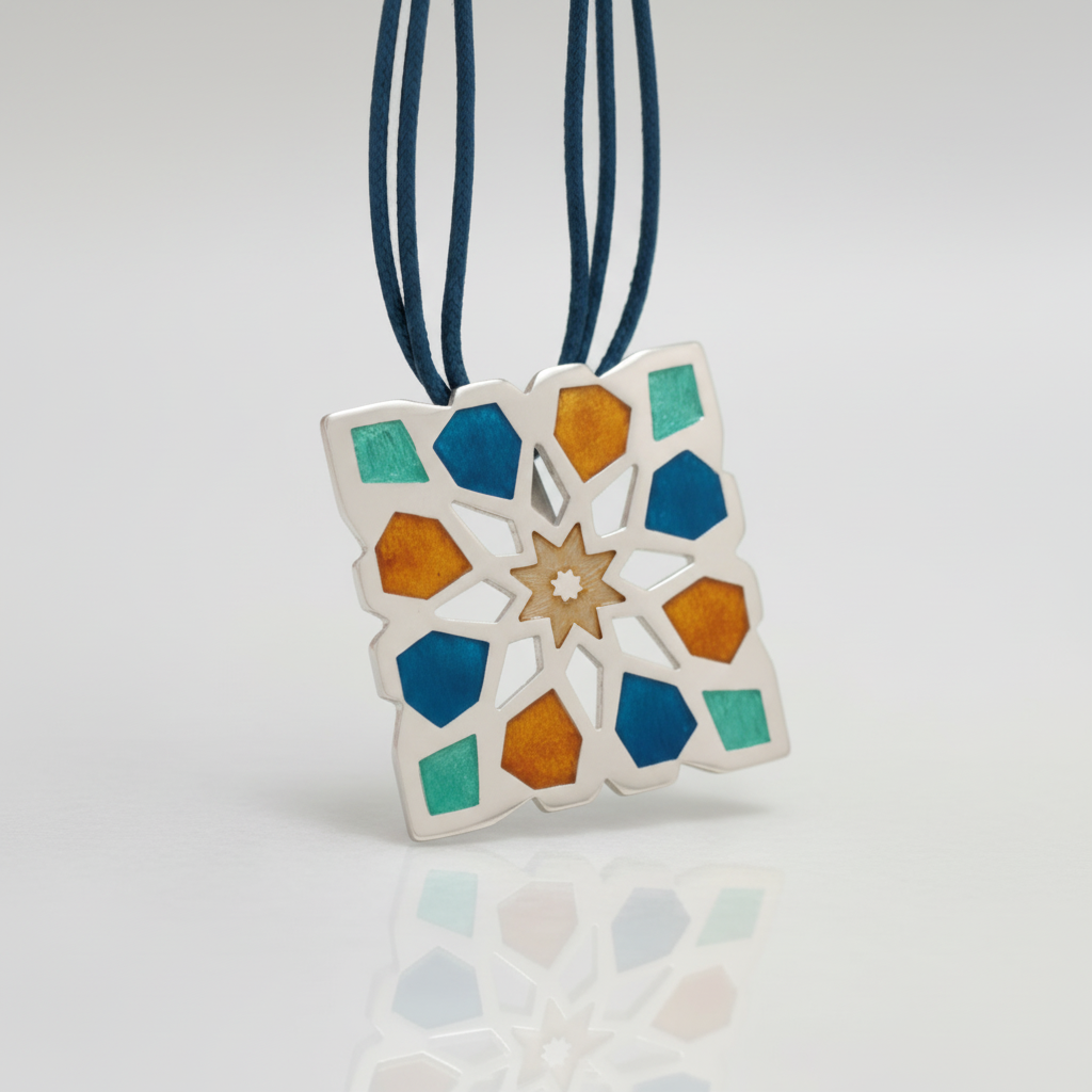 colgante cuadrado, mediano, plata de Ley 925, esmalte al fuego, coleccion Alhambra 663 de Ardentia