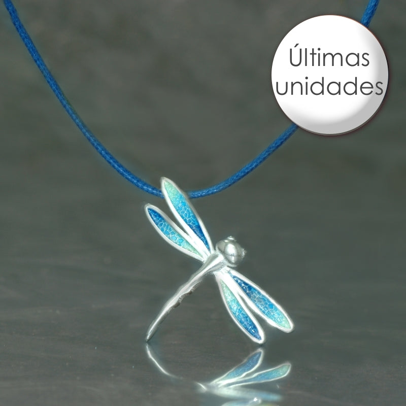 última unidad de colgante pequeño libélula en plata de ley 925 con esmalte al fuego azul de Ardentia