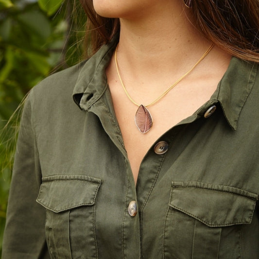 Fíos chocolate, Colgante