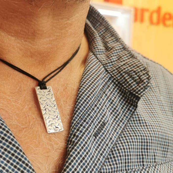 chico con colgante rectangular coleccion Gaviotas de Ardentia en plata de Ley 925