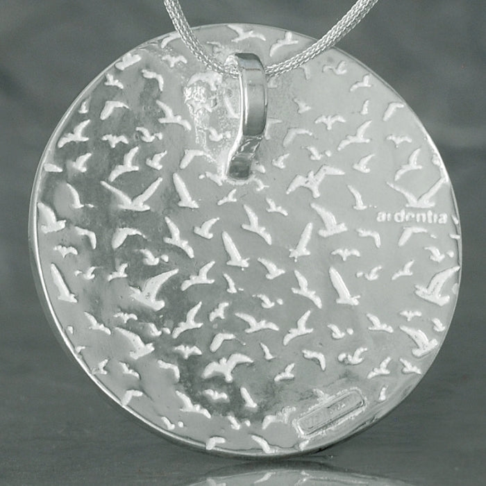 zoom sobre la parte de atrás del colgante Gaviotas en plata de Ley 925 de Ardentia