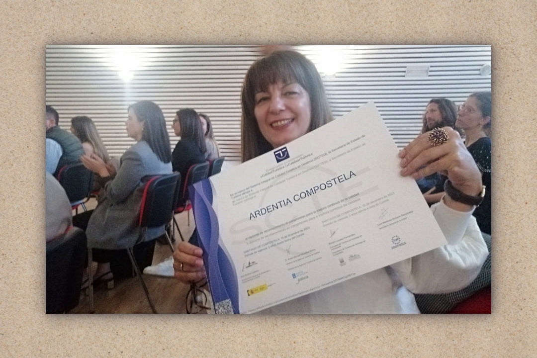 Rosa con el diploma SICTED de Ardentia Compostela
