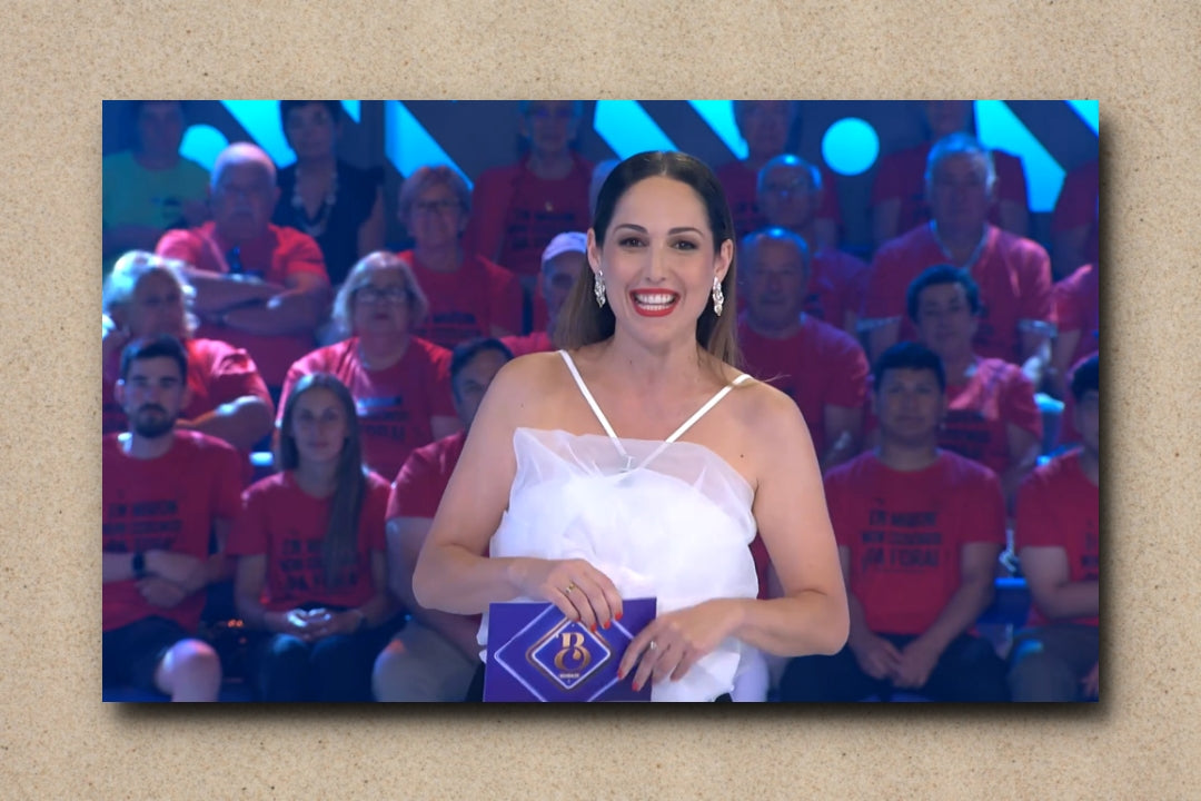Lucía Regueiro con pendientes Mar de Lira de Ardentia