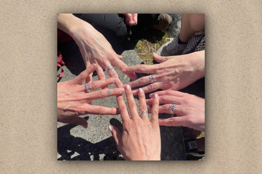 Clientas celebran su amistad con joya Ardentia