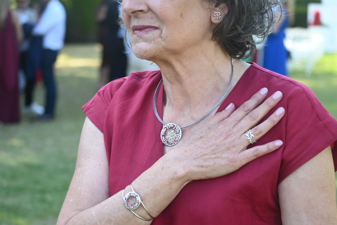 clienta Ardentia Vigo con joyas Baroña y Fento combinadas