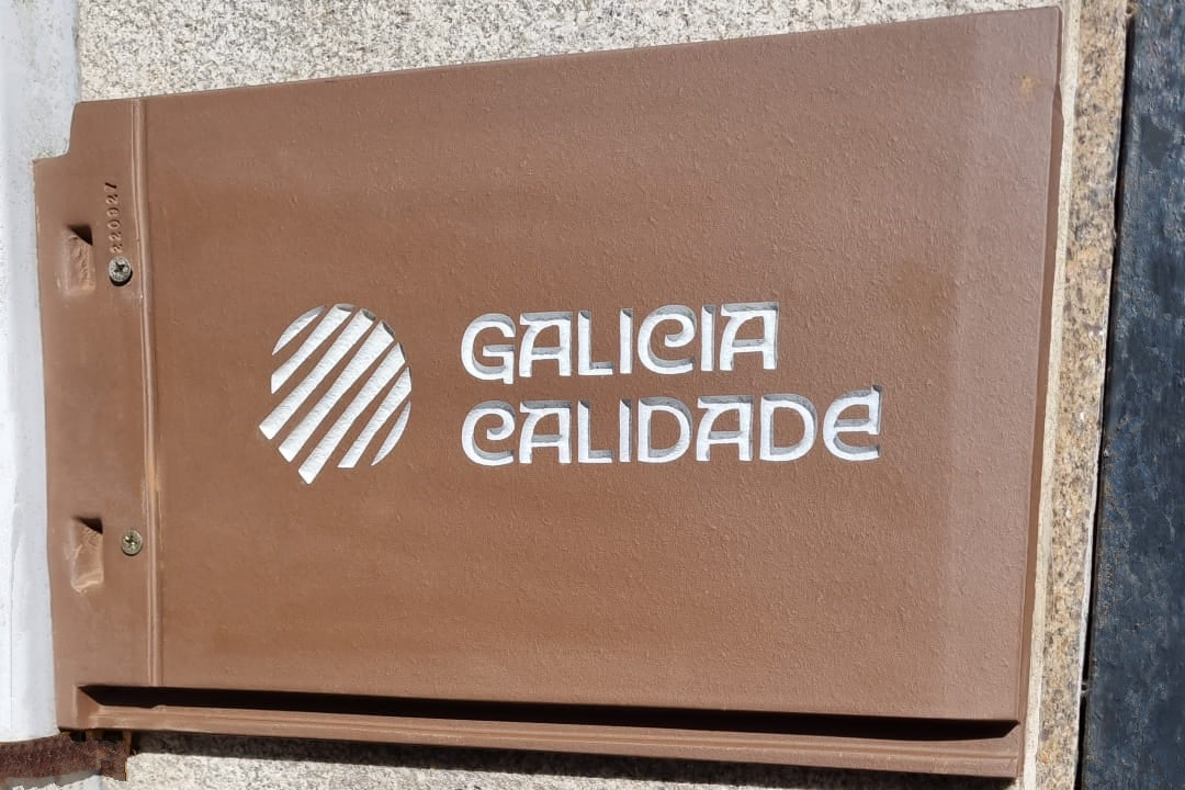 Placa Galicia Calidade en la fachada de Ardentia Coruña