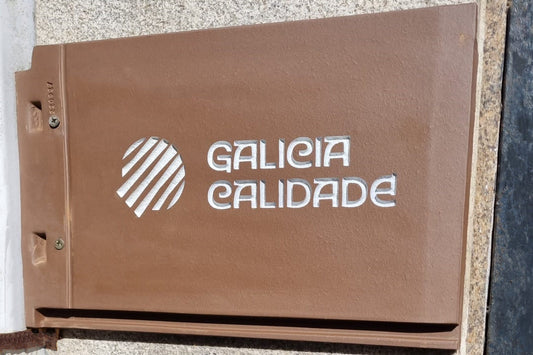 Placa Galicia Calidade en la fachada de Ardentia Coruña