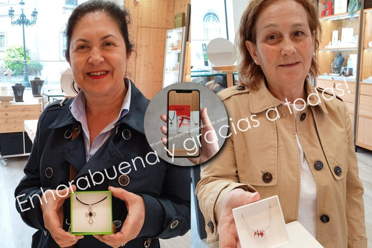 Ganadoras del sorteo del 7º aniversario de Ardentia Vigo recogiendo sus joyas