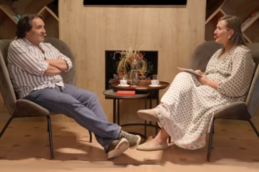 Luis González entrevistado por Luisa López para el video podcast Café con xoias