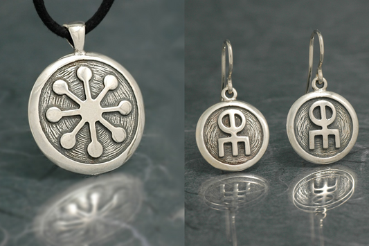 Colgante y pendientes de plata con motivos simbólicos de Ardentia