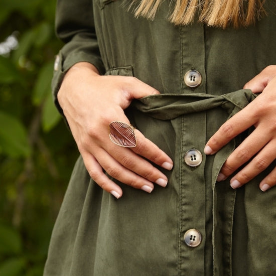 Modelo con sortija de la colección Fíos chocolate, de Ardentia