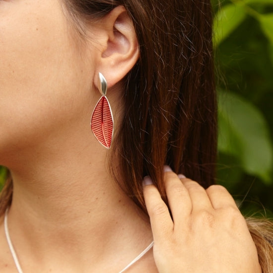 Modelo con pendientes dobles, de la colección Fios pasión, de Ardentia