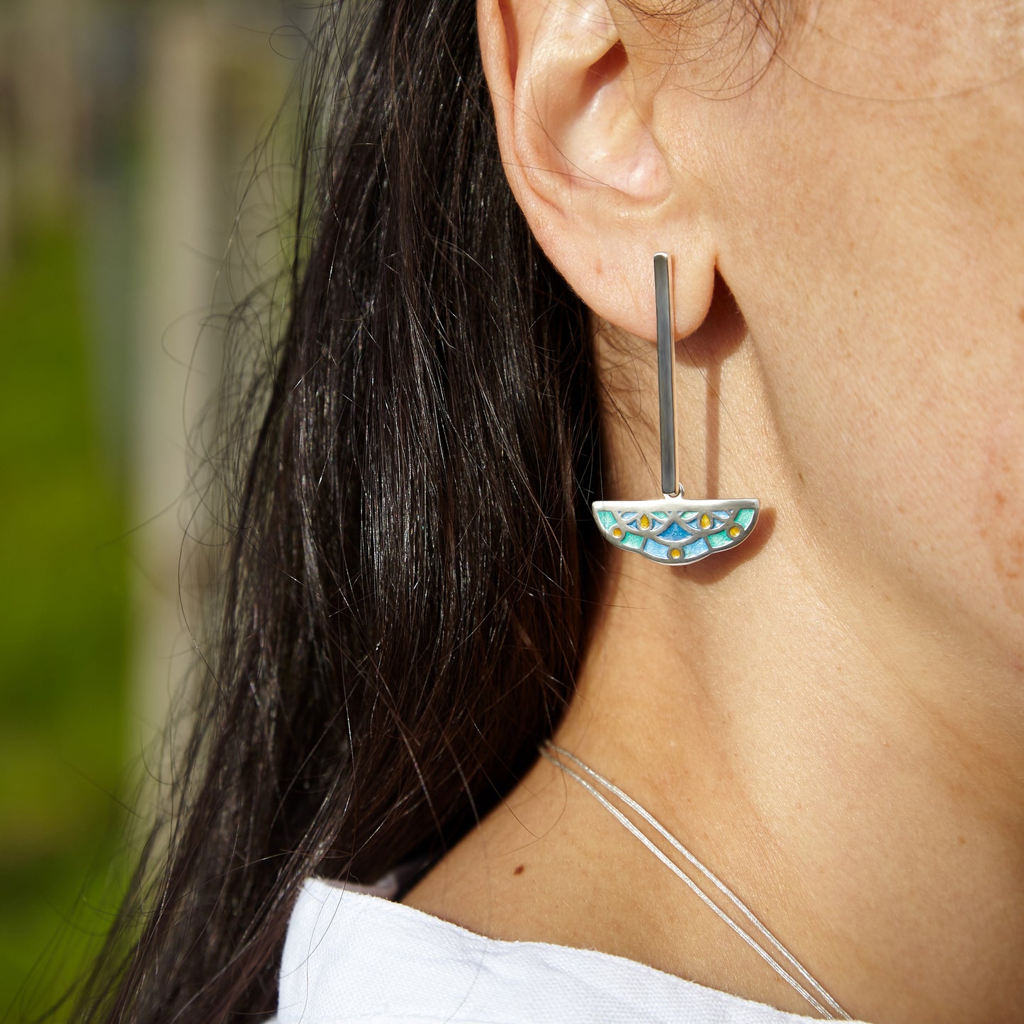 Chica con Pendientes de presión, con barrita larga, plata de ley 925 y esmalte al fuego, colección Marineda de Ardentia