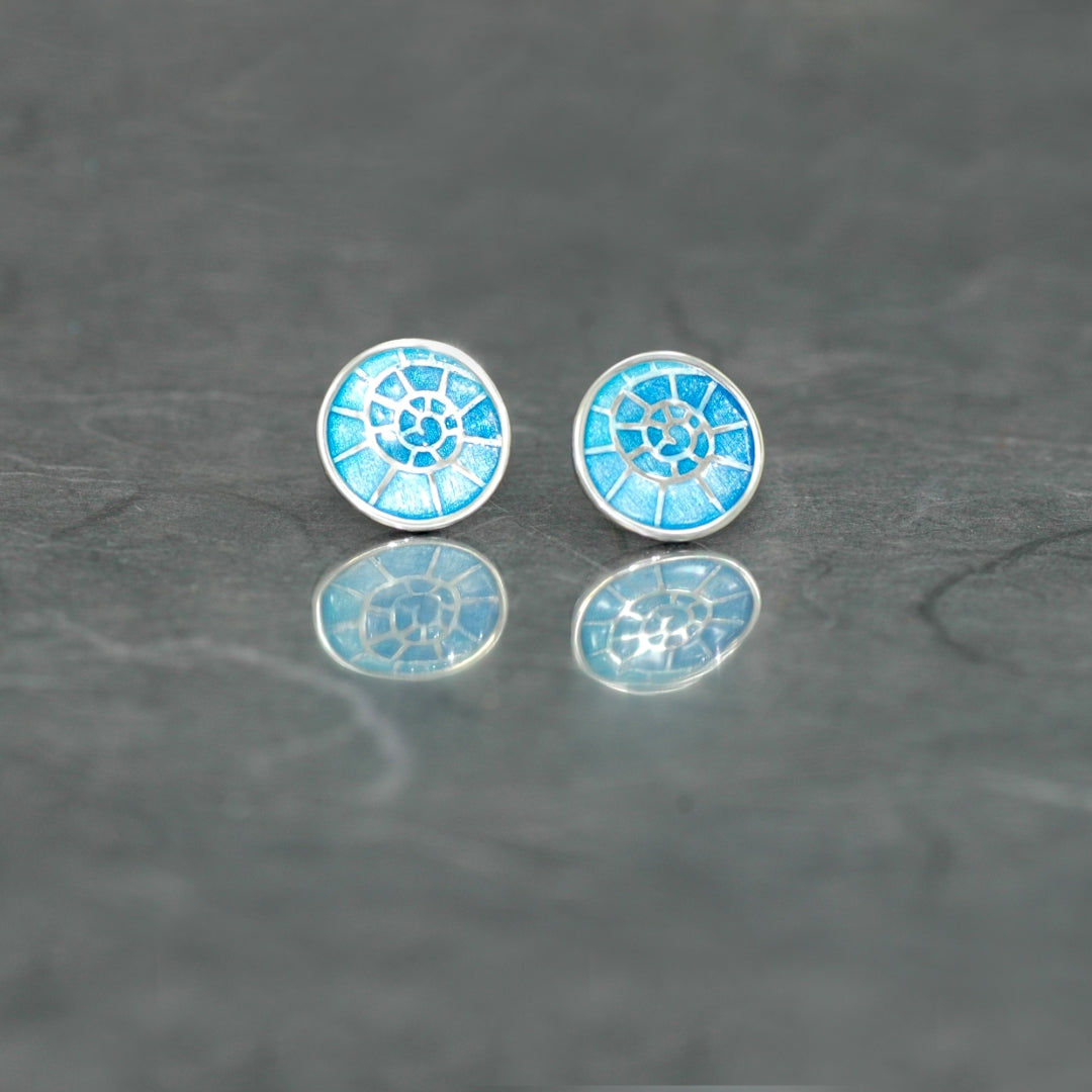 Pendientes de presión en plata de Ley 925 con esmalte al fuego en azul, colección Gaudi de Ardentia