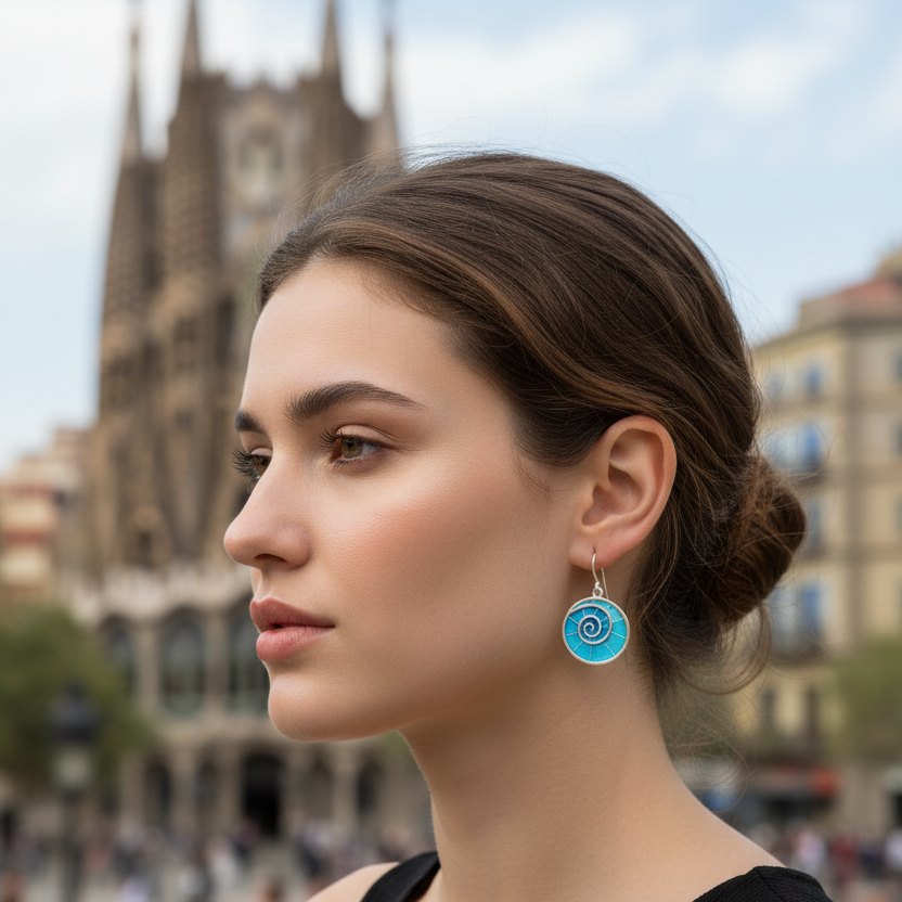 mujer con pendientes de gancho móvil plata de ley 925 con esmalte al fuego azul, colección Gaudi espiral de Ardentia