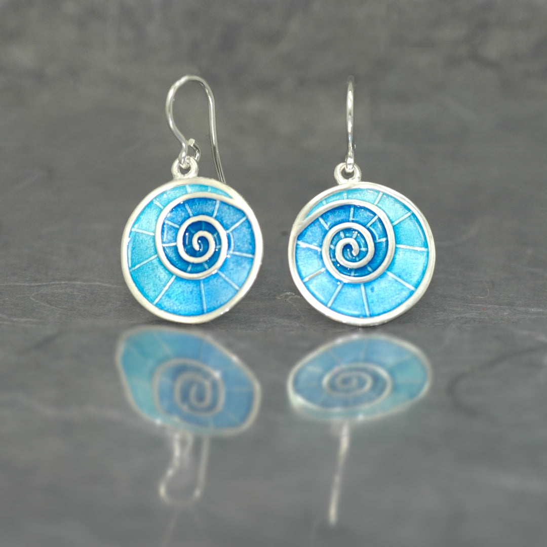 pendientes de gancho móvil plata de ley 925 con esmalte al fuego azul, colección Gaudi espiral de Ardentia