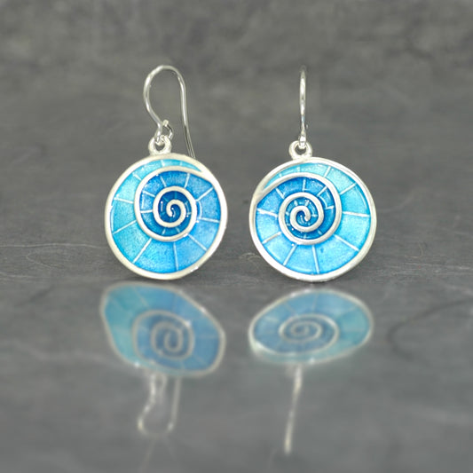 pendientes de gancho móvil plata de ley 925 con esmalte al fuego azul, colección Gaudi espiral de Ardentia