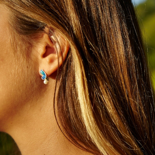 chica luciendo los pendientes azules con perla, de la coleccion baku de ardentia