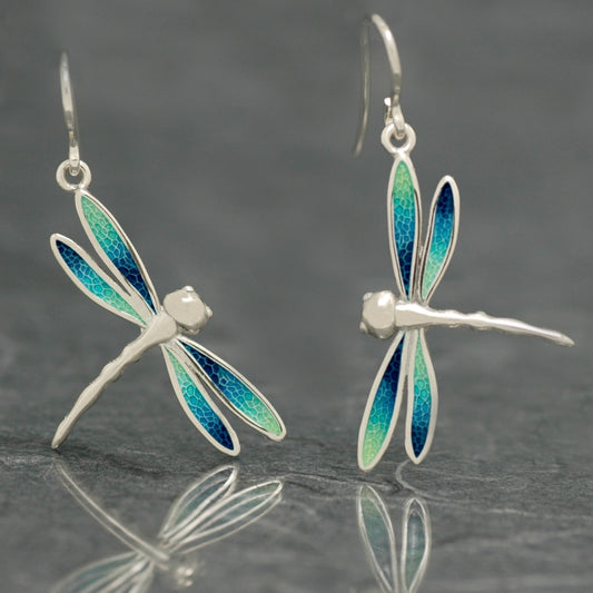 pendientes de gancho móvil, en plata de ley con esmalte al fuego en tonos azules, de la colección Libélulas de Ardentia