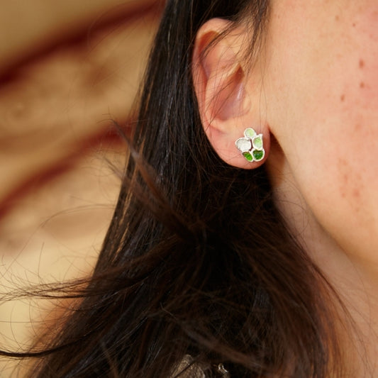 Detalle modelo con mini pendientes Dream con esmalte al fuego, textura artesanal en plata 925 – Ardentia 