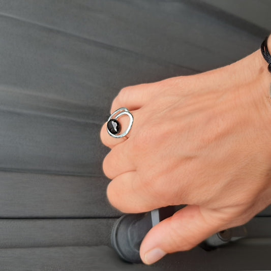 Oh Lala, Anillo con azabache