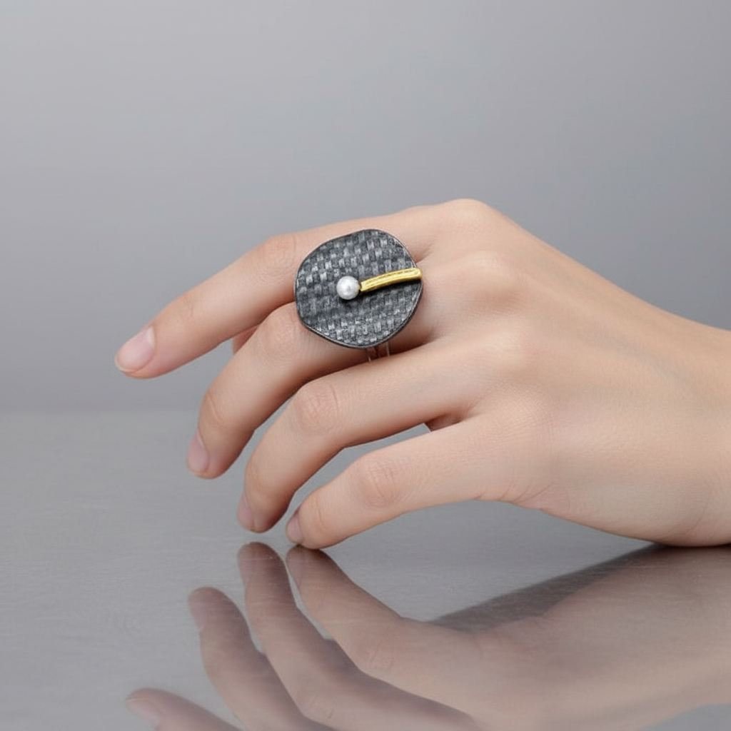 sortija colección saski, en plata de Ley 925 con una perla y una barrita toque elegante con chapado en oro