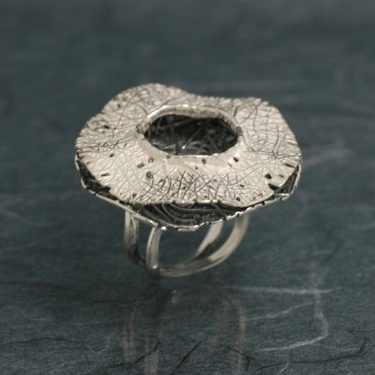 Blanco y negro, sortija modelo grande