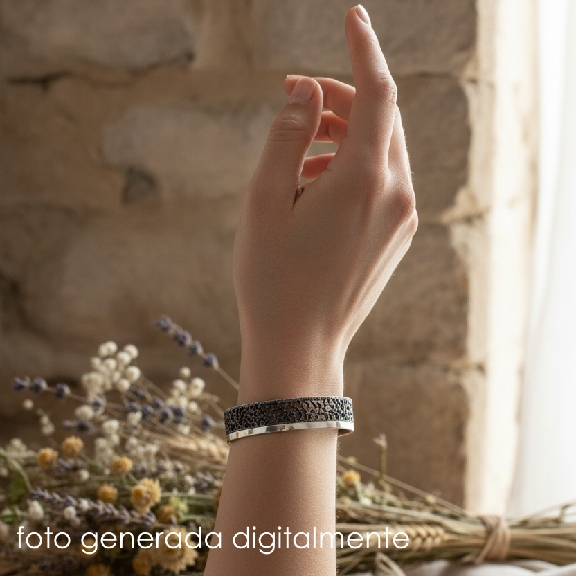 chica con brazalete en plata de Ley 925 con galvanizado gris marengo, colección Oslo de Ardentia