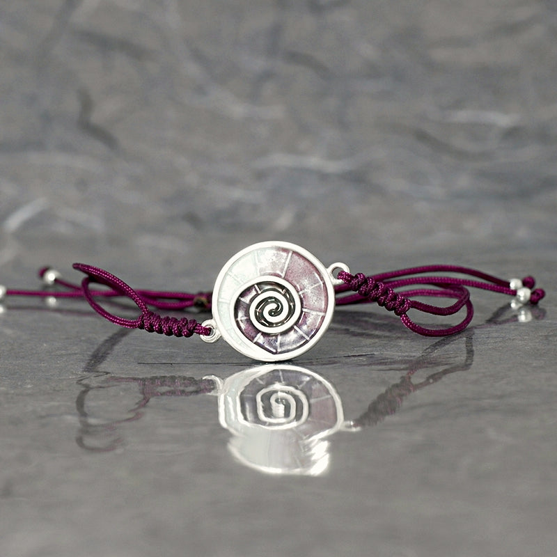Pulsera plata 925, esmalte al fuego morado, macramé reguable, coleccion gaudi espiral de Ardentia