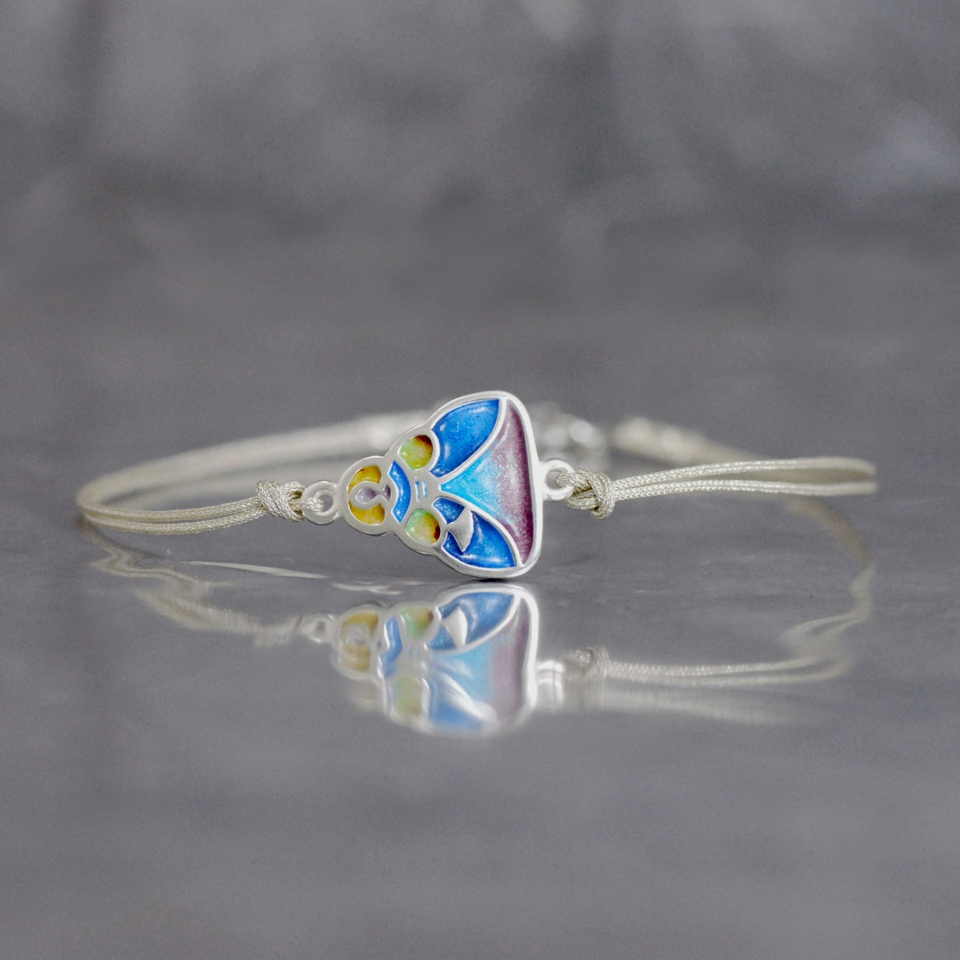 Pulsera Menina en plata de ley 925 con esmalte al fuego e hilos de seda japonesa, de Ardentia