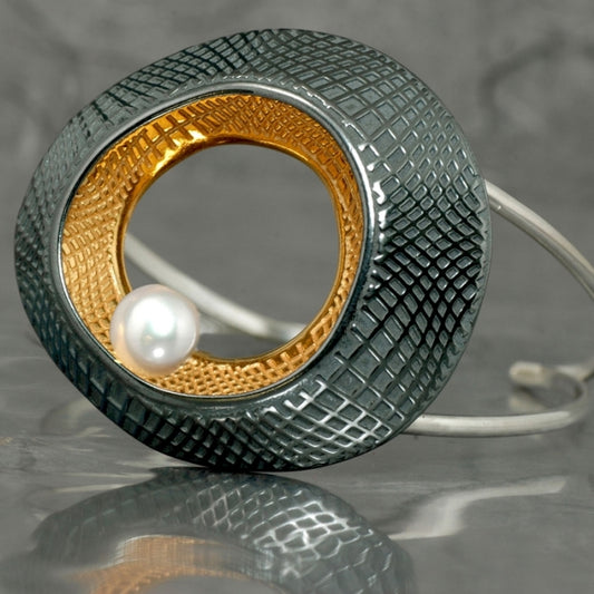 Due, Pulsera con perla